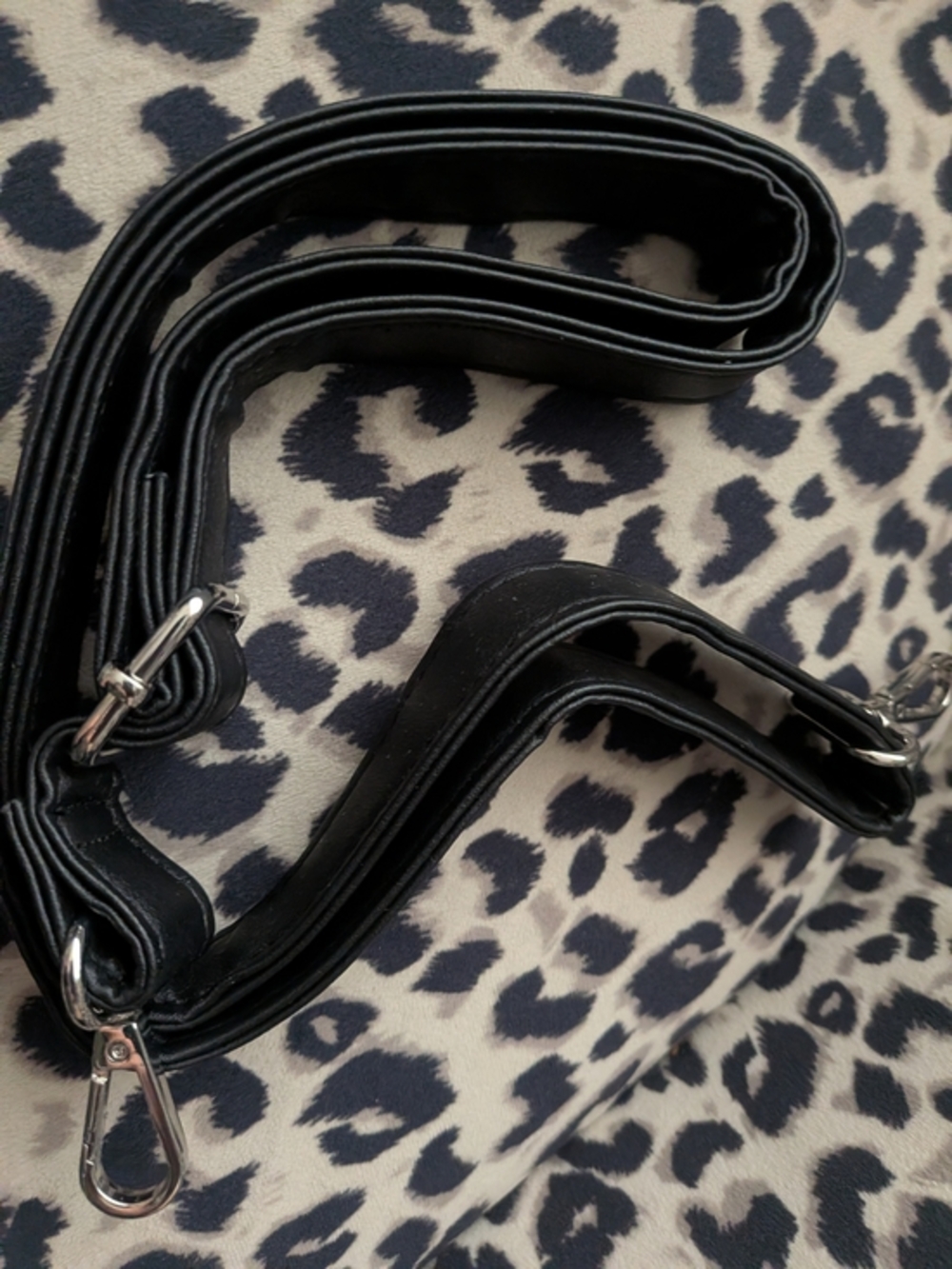 Monster High Skullette figural crossbody bag, likely from Hot Topic, Pink Bow - Picture 10 of 11